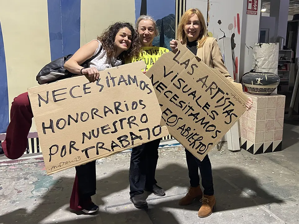 Las performers Ana Beltrán, Violeta Andreu y Asunción Requena