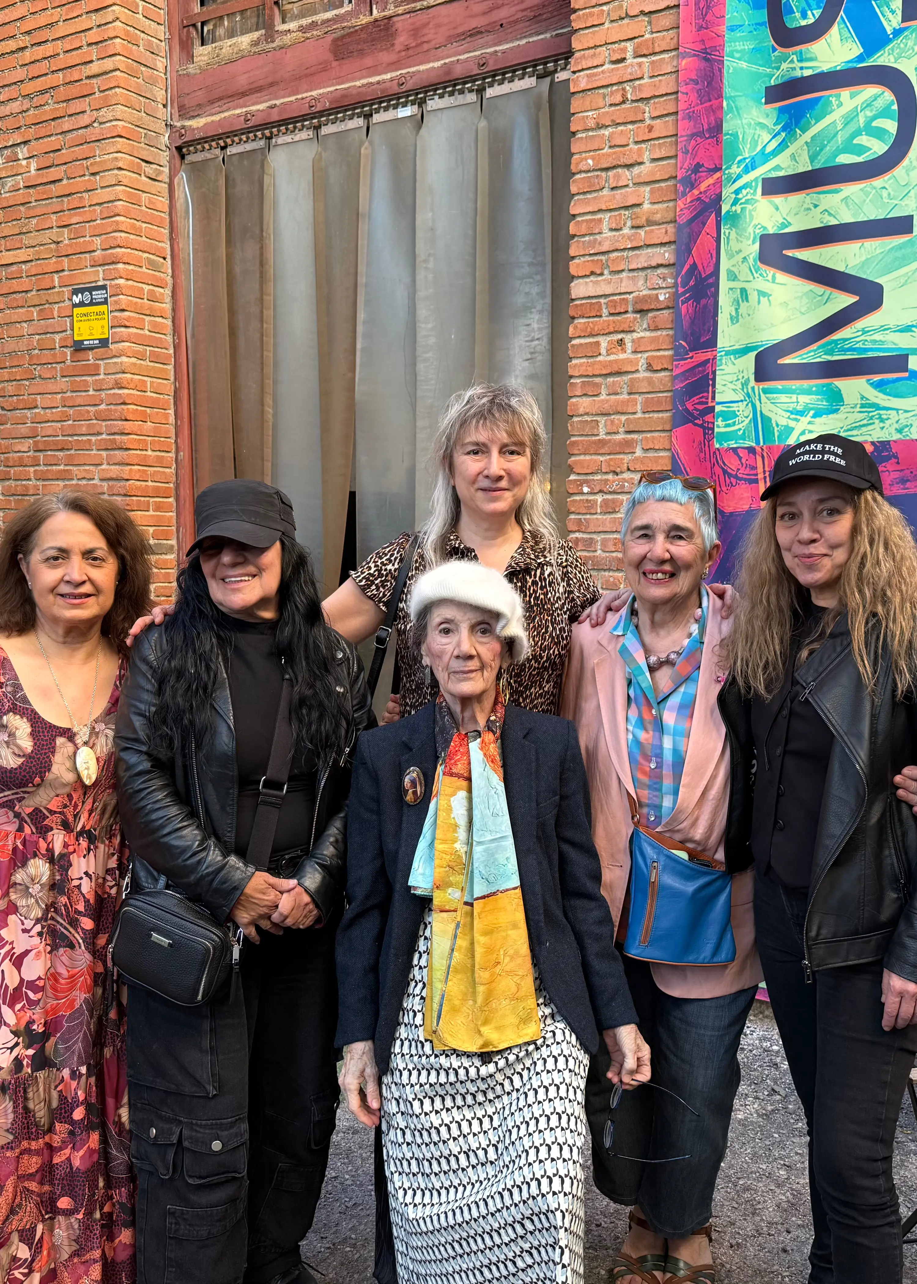 Ana Bayo, Teresa Margolles, Marina Núñez, Angiola Bonanni y Violeta Andreu. En el centro, María Filgueiras después de la Acción MAKE THE WORLD FREE