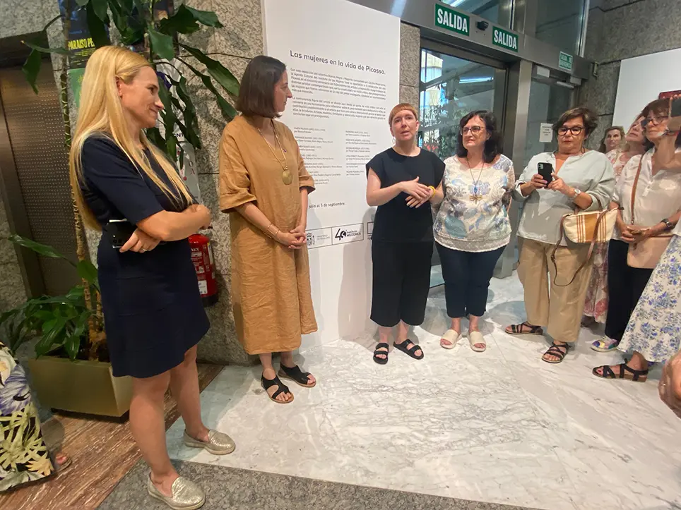 Semíramis González presentando la exposición