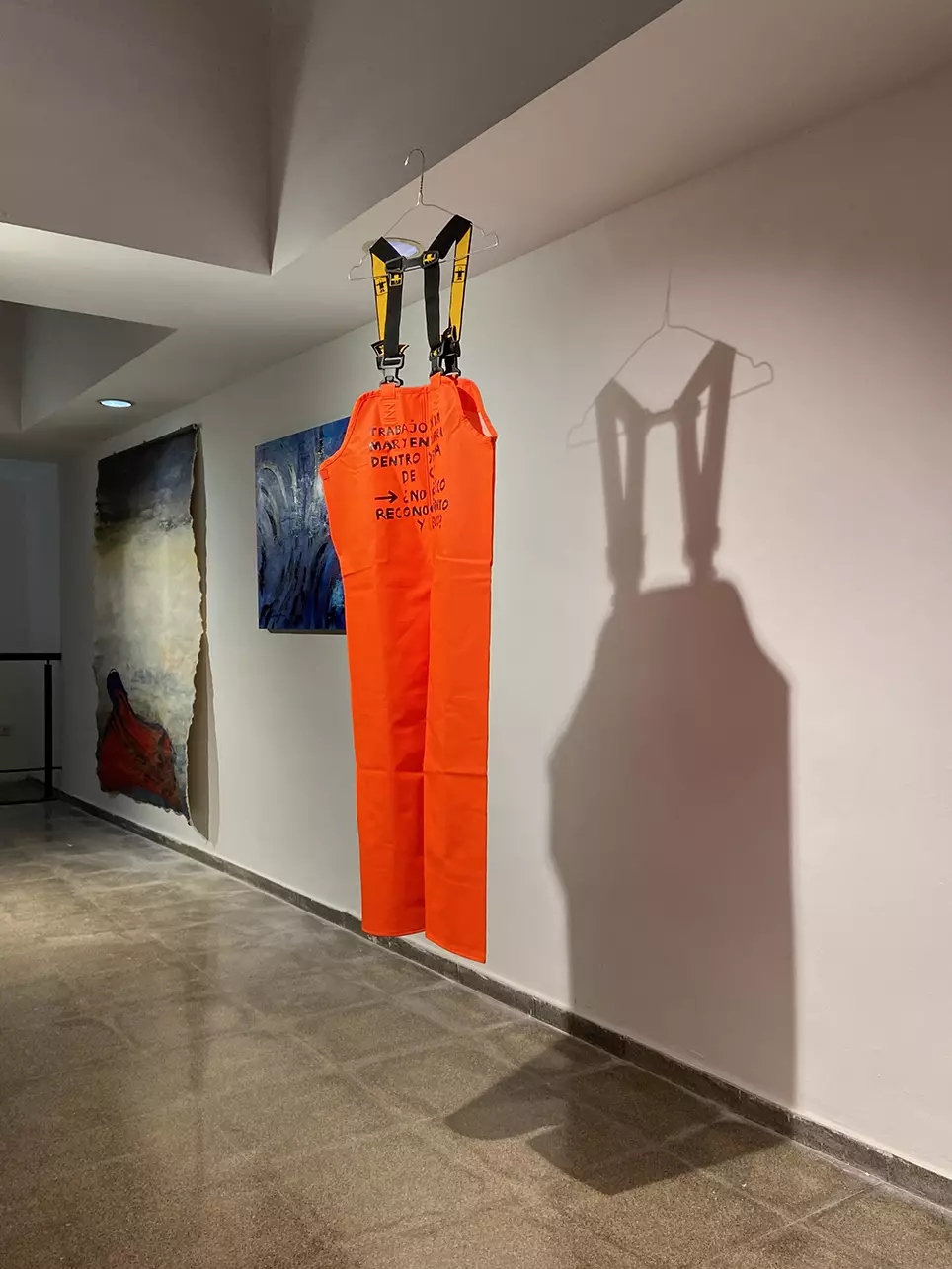 Instalación con peto fluorescente de pesca valenciano y percha